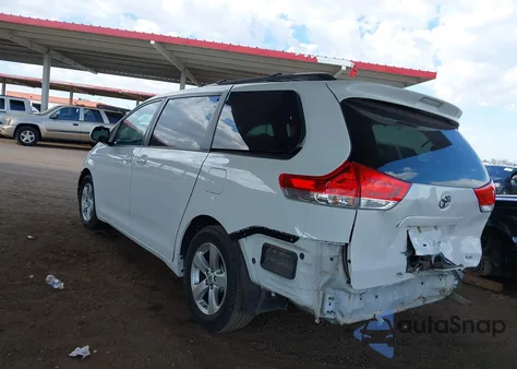 2013 Toyota Sienna Le V6 8 Passenger z USA, uszkodzony, nr VIN 5TDKK3DC8DS360855